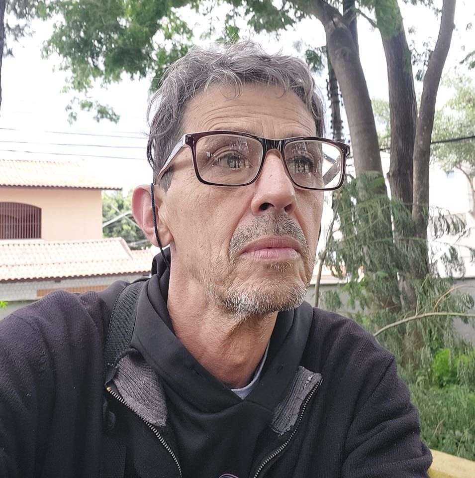 Algum Bate  Porta